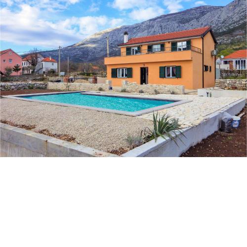 Stunning home in Vrgorac with Outdoor swimming pool, Jacuzzi and 3 Bedrooms