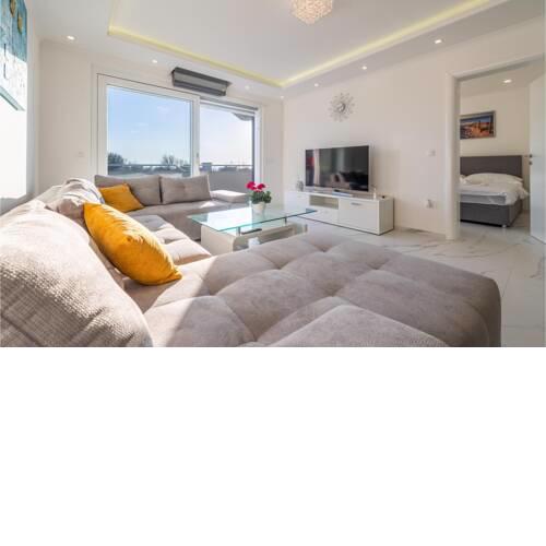 Stunning home in Vrsi with Outdoor swimming pool, WiFi and 5 Bedrooms