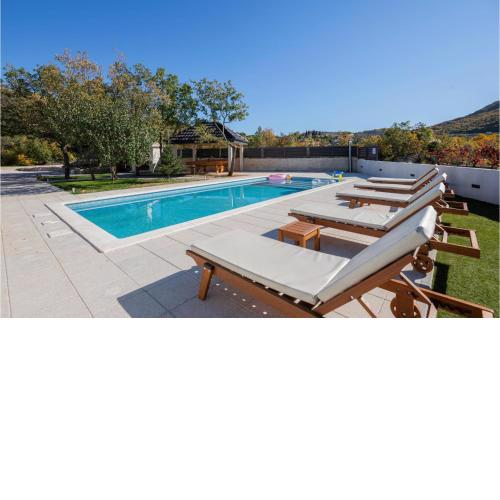 Stunning home in Zagvozd with Outdoor swimming pool, WiFi and 3 Bedrooms