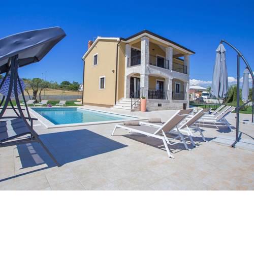 Stunning Villa in Montizana with Jacuzzi