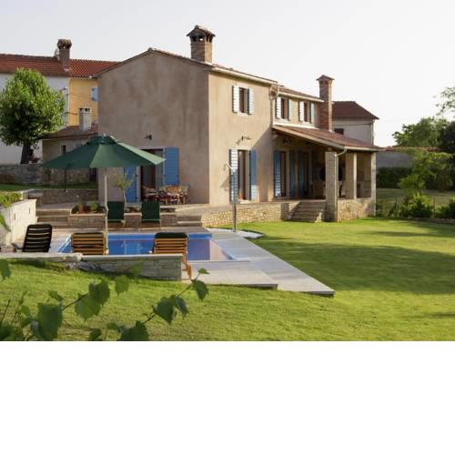 Stunning Villa with Swimming Pool in Jezenj