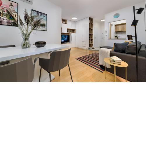 Stylish Flat with Balcony & Free Parking