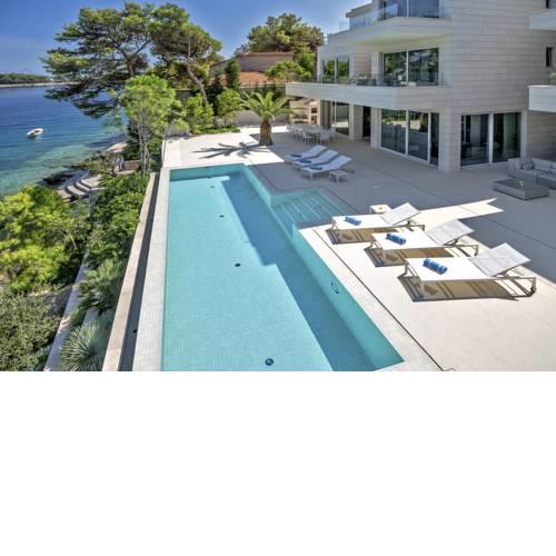 Sumartin Villa Sleeps 12 with Pool Air Con and WiFi