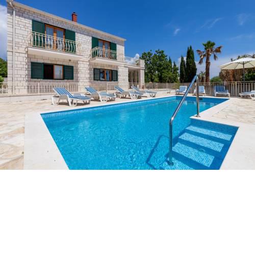 Sumartin Villa Sleeps 8 Pool Air Con WiFi T739253