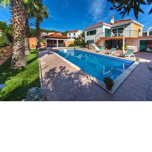 Sumartin Villa Sleeps 8 Pool Air Con WiFi