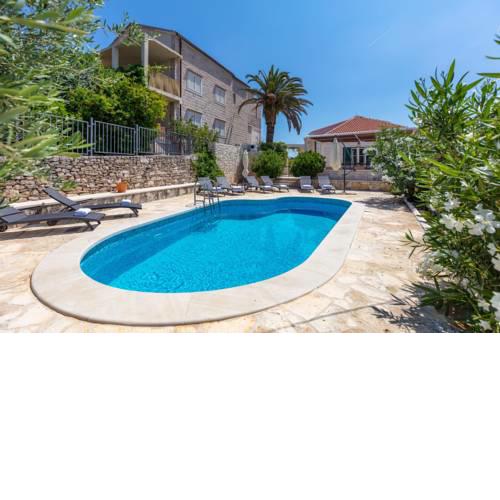 Sumartin Villa Sleeps 8 Pool