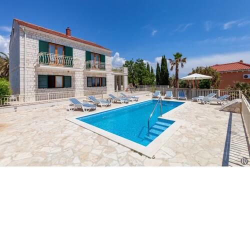 Sumartin Villa Sleeps 8