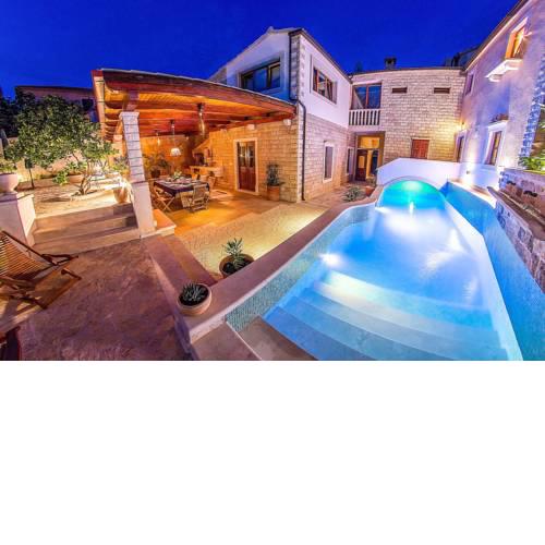 Sumartin Villa Sleeps 9 Pool WiFi