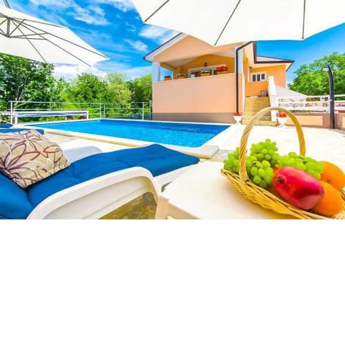 Sumber Villa Sleeps 7 Pool Air Con WiFi