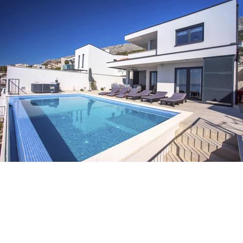Sumpetar Villa Sleeps 9 with Pool Air Con and WiFi