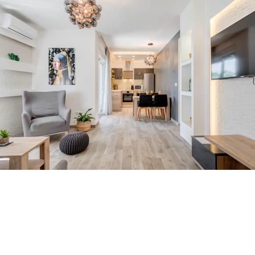 Sunny 4**** luxury apart with garden in center