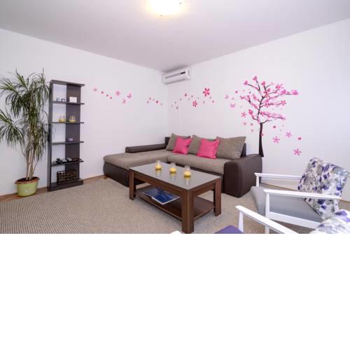 Sunny And Spacious Apartment in Split
