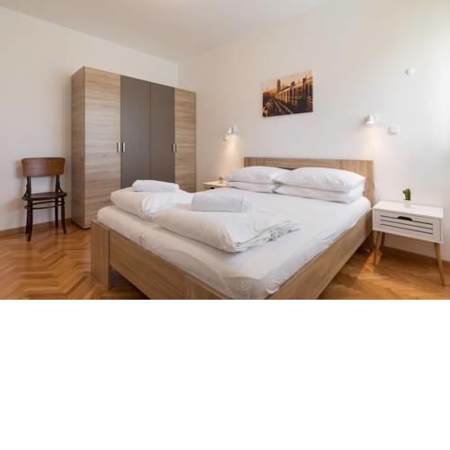 Sunny City Getaway close to all + View