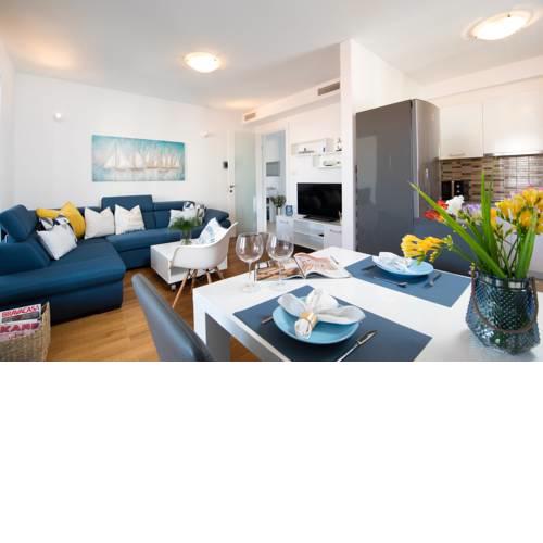 Deluxe Two Bedroom Apartment, 2 min away from Sunset Beach