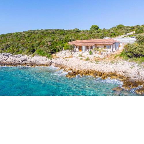 Sunset Paradise, getaway villa in private oasis