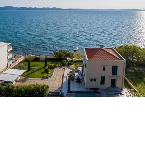 Super luxuriöse Villa directly on the sea