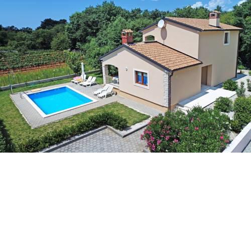 Surrounded by Olive Groves, Vineyards and Bicycle Paths - Villa Paris III