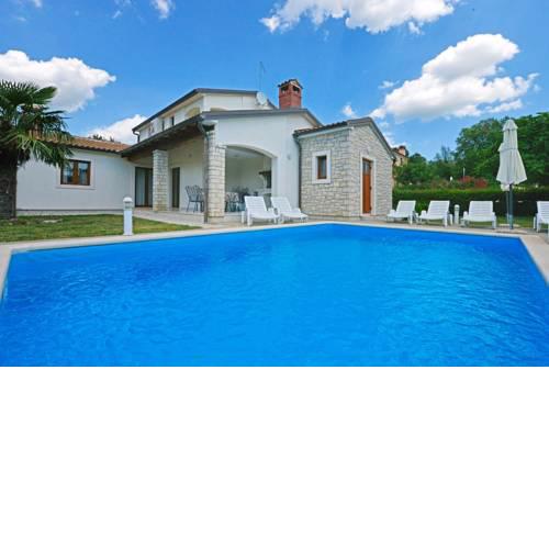 Surrounded by Olive Groves, Vineyards and Bicycle Paths - Villa Paris IV