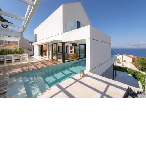 Sutivan Villa Sleeps 10 with Pool Air Con and WiFi