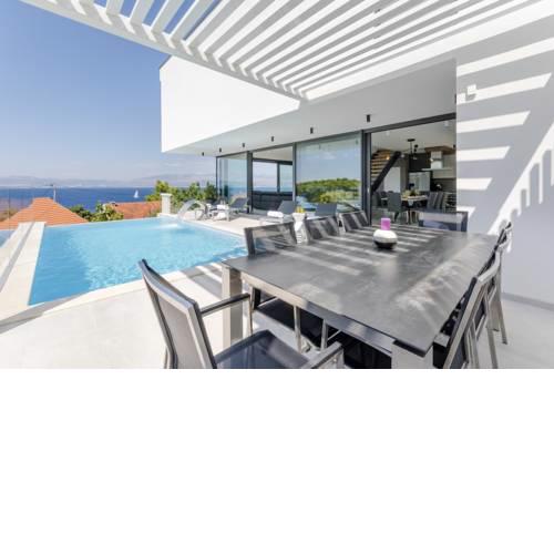Sutivan Villa Sleeps 6 Pool WiFi