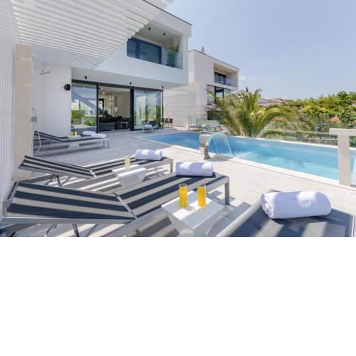 Sutivan Villa Sleeps 6 Pool WiFi