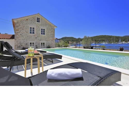 Sutomiscica Villa Sleeps 10 with Pool Air Con and WiFi