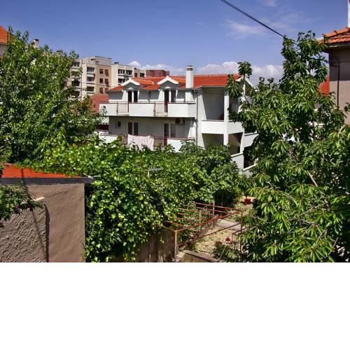 Sweet green apartment with garden