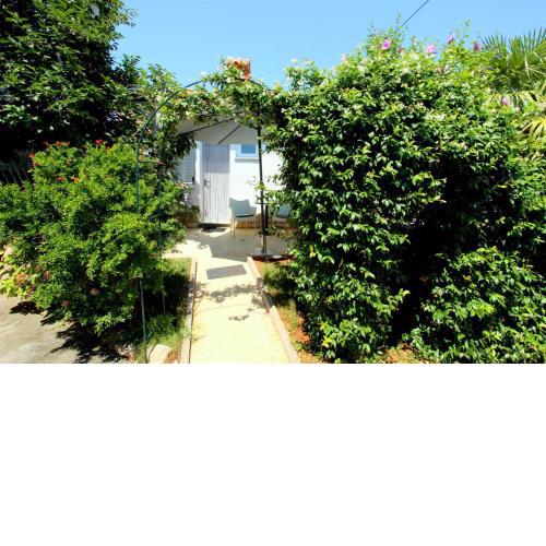 TAMARA, LITTLE ROOM WITH BED, BATHROOM, AIR CONDITIONG, WIFI, PARKING