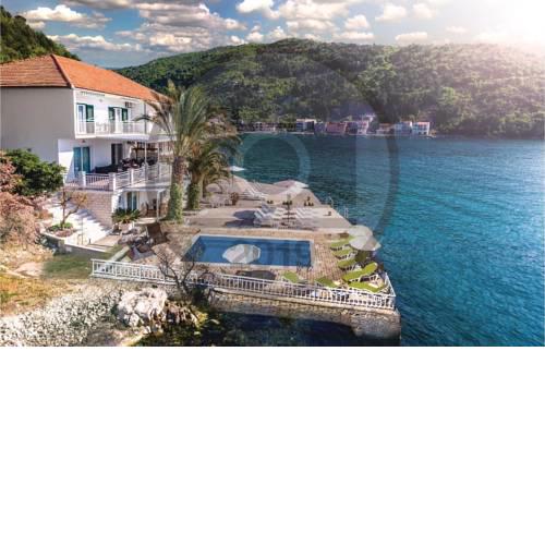 Three-Bedroom Apartment Blace with Sea View 06