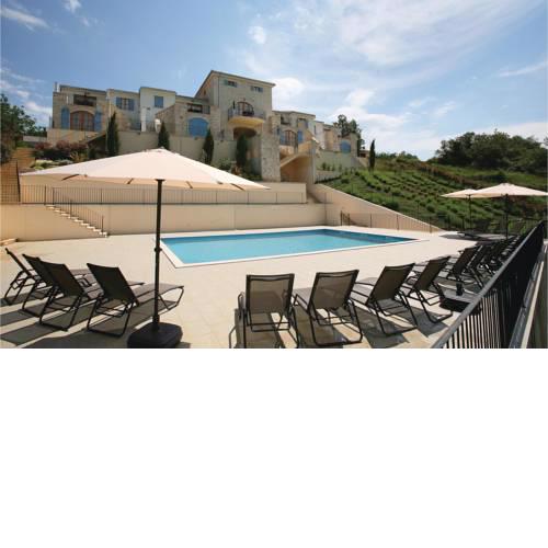Three-Bedroom Apartment Buje with an Outdoor Swimming Pool 04