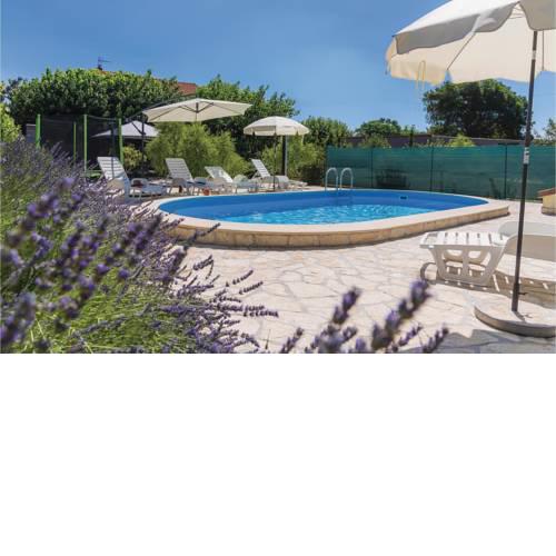 Three-Bedroom Apartment Dubrava with an Outdoor Swimming Pool 09
