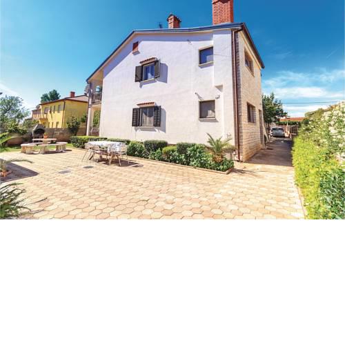 Three-Bedroom Apartment Franje 08