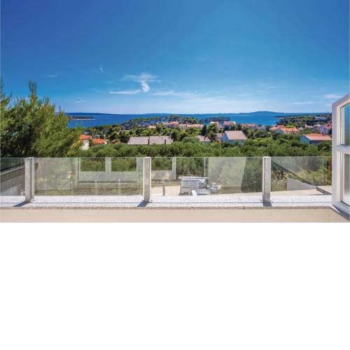 Three-Bedroom Apartment in Banjol