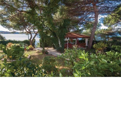 Three-Bedroom Apartment in Brodarica