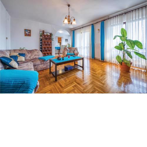 Three-Bedroom Apartment in Fuskulin