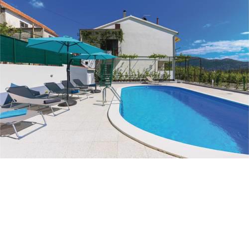 Three-Bedroom Apartment in Gata