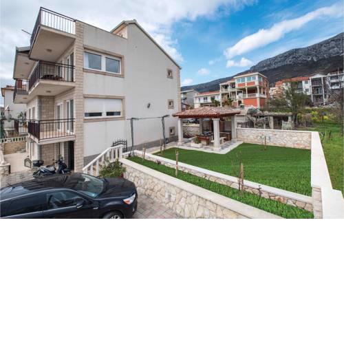 Three-Bedroom Apartment in Kastel Gomilica
