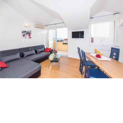 Three-Bedroom Apartment in Kastel Kambelovac