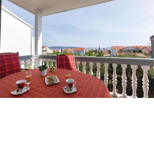 Three-Bedroom Apartment in Kastel Kambelovac