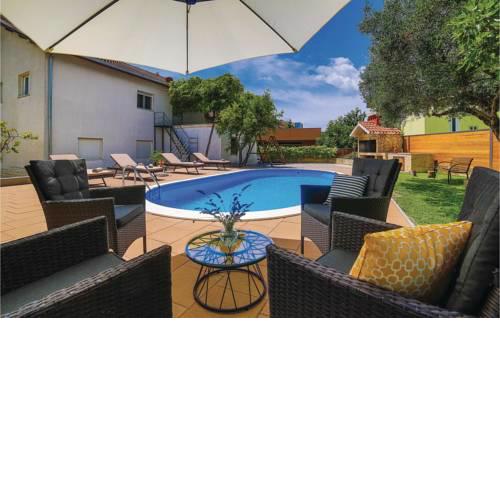 Three-Bedroom Apartment in Kastel Luksic