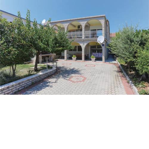Three-Bedroom Apartment in Kastel Stari