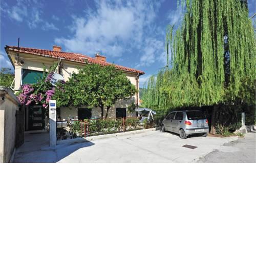 Three-Bedroom Apartment in Kastel Stari