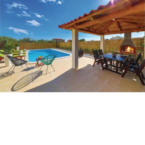 Three-Bedroom Apartment in Kastel Stari