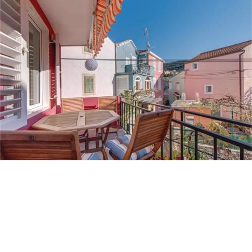 Three-Bedroom Apartment in Miholascica