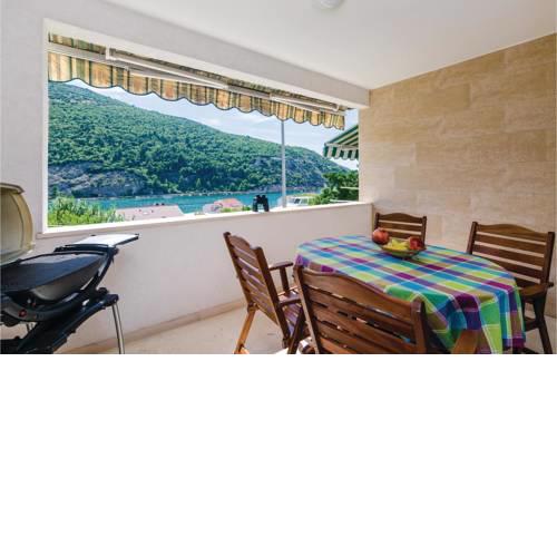 Three-Bedroom Apartment in Mokosica