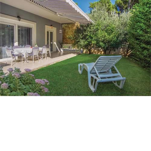 Three-Bedroom Apartment in Mravince