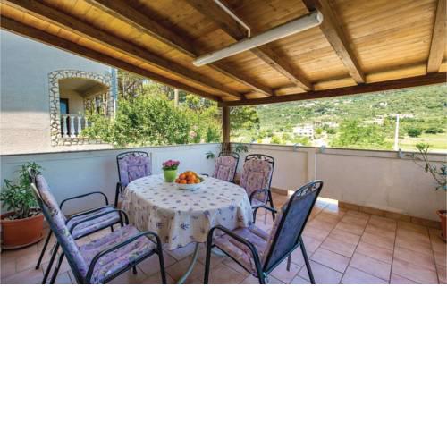 Three-Bedroom Apartment in Mundanije