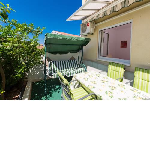 Three-Bedroom Apartment in Okrug Gornji I