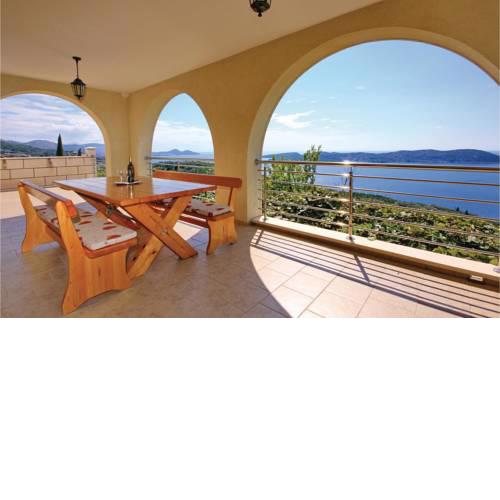 Three-Bedroom Apartment in Orasac