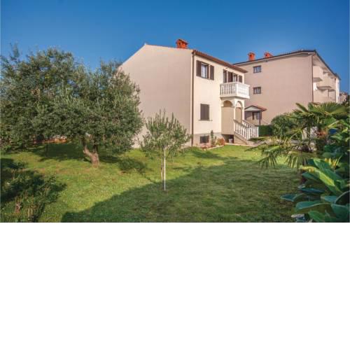 Three-Bedroom Apartment in Peroj